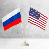 Настольные флаги России и США на пластиковой подставке