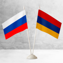 Настольные флаги России и Армении на пластиковой подставке