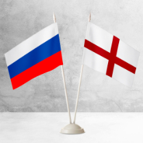 Настольные флаги России и Англии на пластиковой подставке